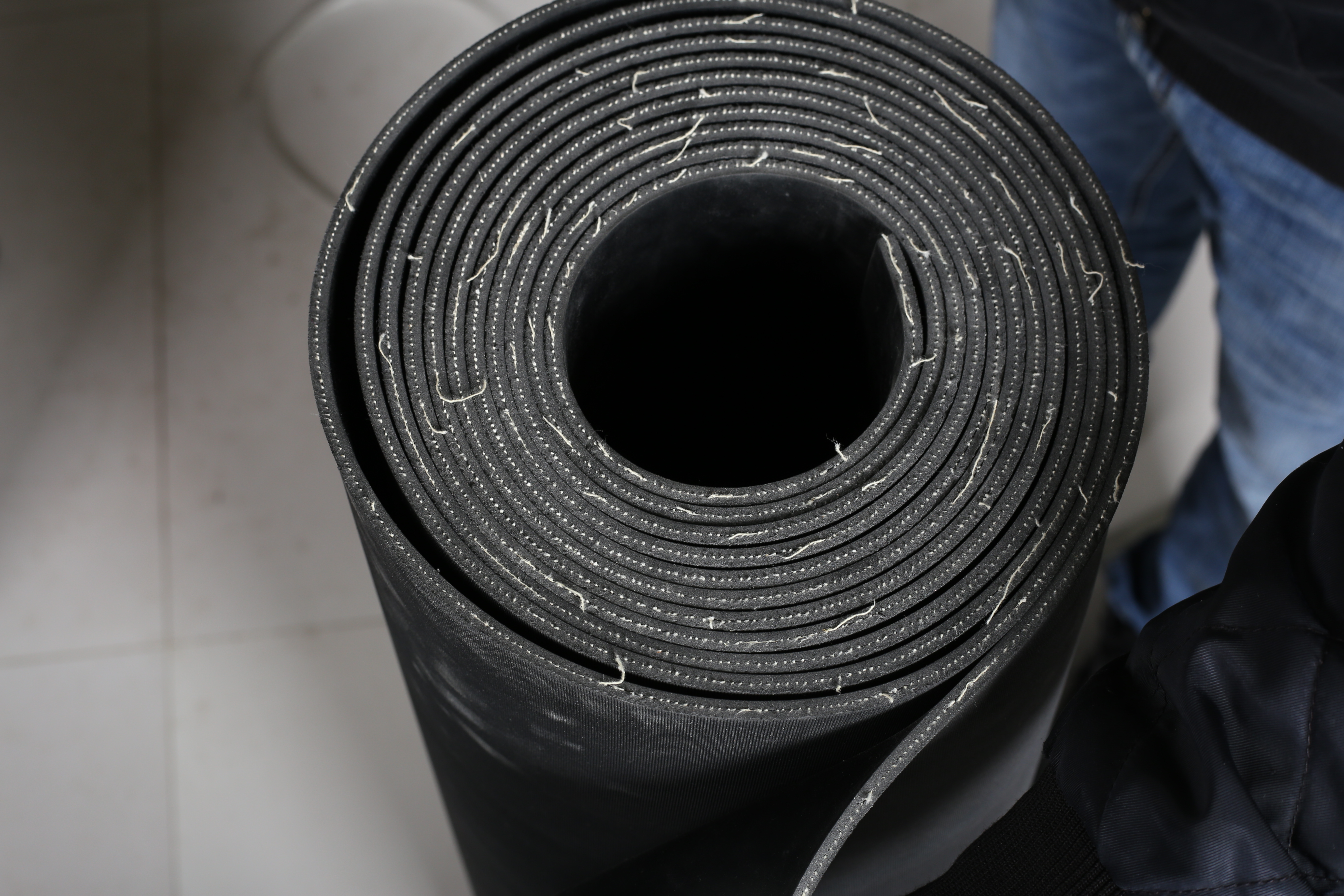 Alfombrillas de goma negra con inserción de tela